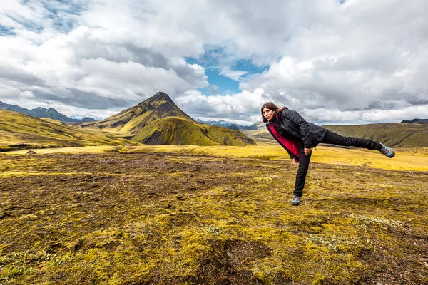 Uma Jovem Uma Montanha Verde Caminhada Landmannalaugar Islândia — Fotografia de Stock