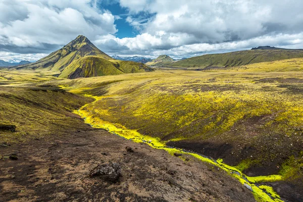 Een Groene Berg Een Prachtige Rivier Van Mos Lange Tocht — Stockfoto