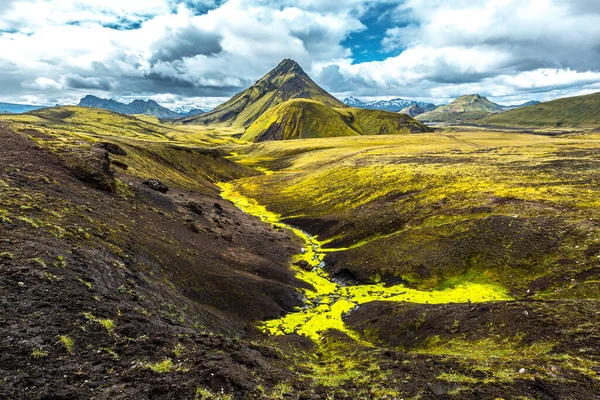 距冰岛Landmannalaugar 54公里的路上 一座绿山和一条苔藓河流 — 图库照片