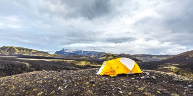 Landmannalaugar 'da yürüyüş için sarı bir çadır. İzlanda