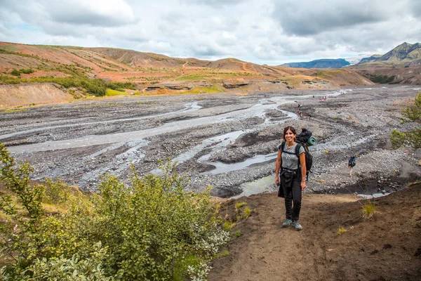 Mladá Žena Přijíždí Nějakým Studeným Řekám Čtyřdenní Cestě Landmannalaugaru Island — Stock fotografie