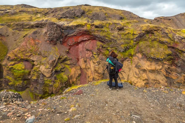 Una Giovane Donna Con Uno Zaino Sul Trekking Giorni Landmannalaugar — Foto Stock