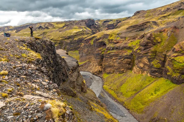 Una Joven Acantilado Valle Landmannalaugar Caminata Islandia — Foto de Stock