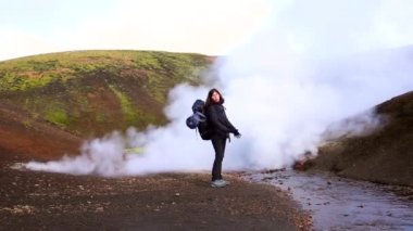 İzlanda, Landmannalaugar 'dan 54 km uzaklıktaki kaynar su bacasında genç bir kadın.