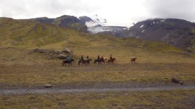 Landmannalaugar, İzlanda 'dan 54 km' lik yürüyüşün başında at sırtında bir grup turist