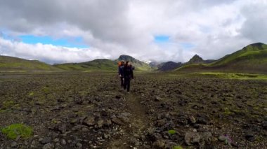 Landmannalaugar, İzlanda 'dan 54 km uzaklıktaki vadide yürüyen iki genç turist.