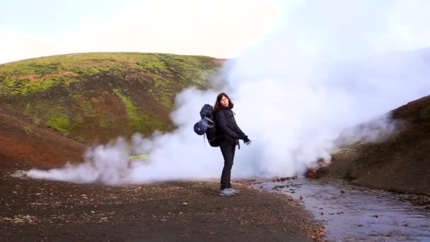 Uma Jovem Mulher Uma Chaminé Água Fervente Caminhada Landmannalaugar Islândia — Vídeo de Stock