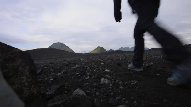 Ett Par Med Ryggsäckar Gör Vandring Från Landmannalaugar Island — Stockvideo