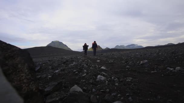Casal Com Mochilas Caminhada Landmannalaugar Islândia — Vídeo de Stock