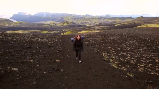 一个年轻的黑发女孩背着背包从冰岛的兰德曼纳拉尔出发 长途跋涉了54公里 — 图库视频影像