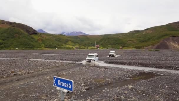 4交差川は アイスランドのLandmannalaugharから54キロのトレッキングの開始に到達する — ストック動画