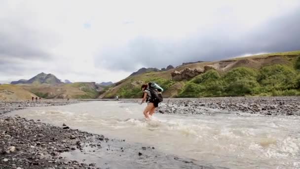 Młody Turysta Przekraczający Zamarzniętą Rzekę Wędrówce Landmannalaugar Islandia — Wideo stockowe