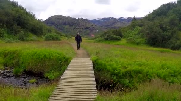 Joven Con Mochila Comienza Caminata Desde Landmannalaugar Islandia — Vídeo de stock