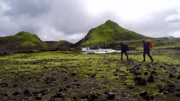 Landmannalaugar Zlanda Dan Uzaklıktaki Vadide Yürüyen Iki Genç Adam — Stok video
