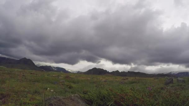 Landmannalaugar Zlanda Dan Kilometrelik Yolda Sırt Çantalı Bir Çift — Stok video