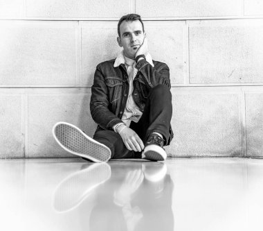 Yaşam tarzı, genç, dalgın, siyah saçlı, beyaz bir katta solda duran beyaz bir adam.