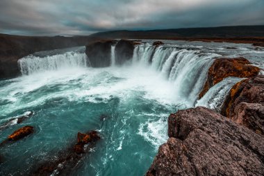 Yukarıdan etkileyici Godafoss şelalesi. İzlanda