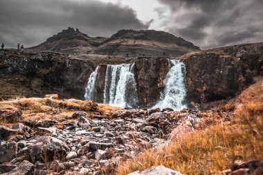 Kirkjufell şelalesi aşağıdan. İzlanda