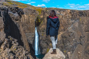 İzlanda 'nın muhteşem manzarasına bakan kadın