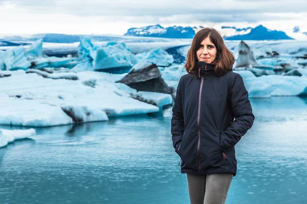 Donna Guardando Paesaggio Incredibile Islanda — Foto Stock