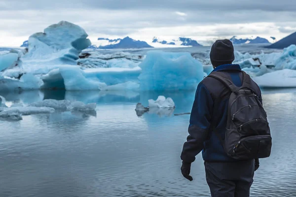 Uomo Guardando Incredibile Paesaggio Islanda — Foto Stock