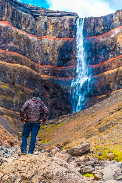 Muž Při Pohledu Úžasné Krajiny Islandu — Stock fotografie