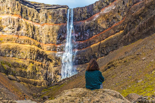 Kobieta Patrząc Niesamowity Krajobraz Islandii — Zdjęcie stockowe