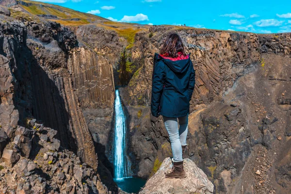 Donna Guardando Paesaggio Incredibile Islanda — Foto Stock