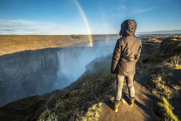 Kobieta Patrząc Niesamowity Krajobraz Islandii — Zdjęcie stockowe
