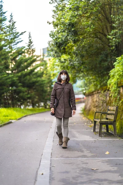 코로나 바이러스의 보호용 마스크와 머리카락을 Covid 전염병의 — 스톡 사진