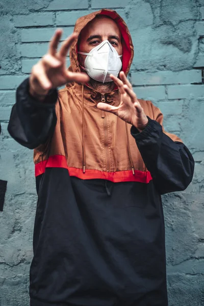 Ein Junger Kaukasischer Mann Mit Maske Der Dinge Mit Den — Stockfoto