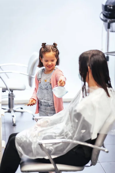 Client Sitting Waiting Dye Dry Winged Her Daughter Playing Mask — Stock Photo, Image