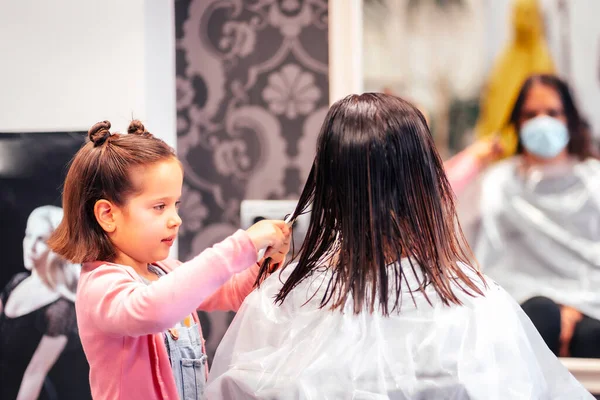 Müşteri Kızının Saçını Taramasını Beklerken Aynanın Karşısında Oturuyor Covid Salgınında — Stok fotoğraf