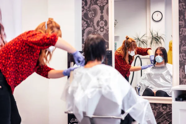 Maskeli Eldivenli Kuaför Müşterinin Uçlarını Kesiyor Aynaya Yansıyor Covid Salgınında — Stok fotoğraf