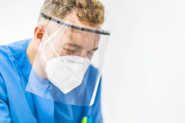 理疗师使用塑料屏幕和口罩工作 在Covid 19大流行病中 以理疗安全措施重新开放 治疗性脊椎按摩 — 图库照片