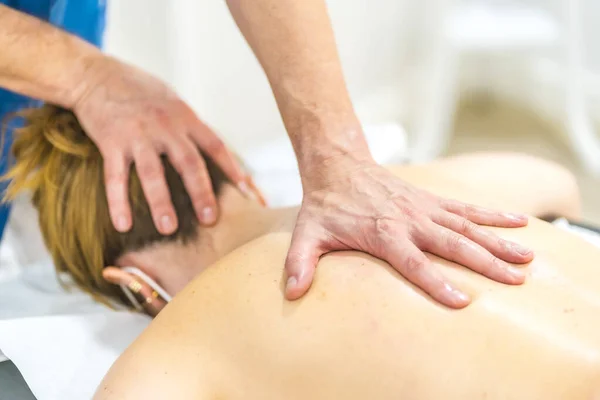 Fysiotherapeut Die Een Massage Uitvoert Met Één Hand Rug Van — Stockfoto