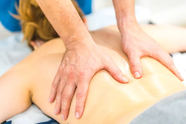 Fysiotherapeut Doet Een Massage Met Twee Handen Achter Rug Van — Stockfoto