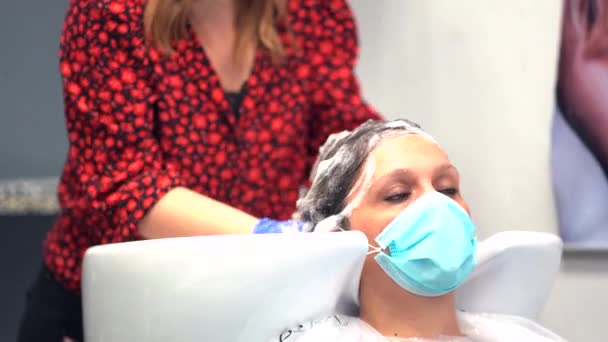 Cliente Con Maschera Parrucchiere Che Riceve Lavaggio Principale Con Sapone — Video Stock