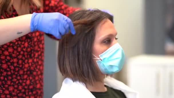 Peluquería Con Máscara Guantes Terminando Peinado Del Cliente Reapertura Con — Vídeos de Stock
