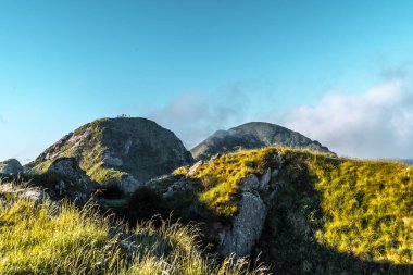 Peas de Aya 'nın büyülü tepesinde ya da Aiako Harria, Oiartzun olarak da bilinir. Bask Bölgesi 'nin Gipuzkoa Eyaleti. Dikey fotoğraf