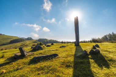 San Sebastian yakınlarındaki Urnieta 'daki Monte Adarra' nın tepesinde şafak vakti tarih öncesi dolmenler. Gipuzkoa, Bask Ülkesi