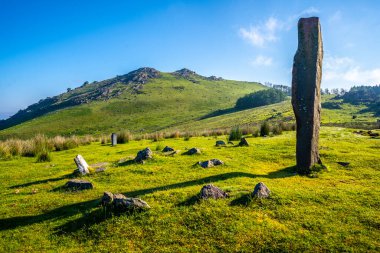 Bir bahar sabahı San Sebastian yakınlarındaki Urnieta 'da Monte Adarra' nın tepesinde tarih öncesi bir dolmen. Gipuzkoa, Bask Ülkesi