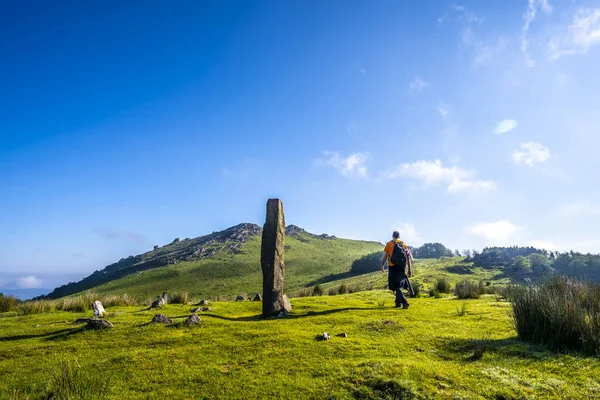 Jovem Caminhando Longo Dolmen Pré Histórico Fundo Topo Monte Adarra — Fotografia de Stock