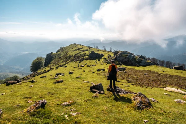 Ein Junger Mann Auf Dem Gipfel Des Monte Adarra Urnieta — Stockfoto