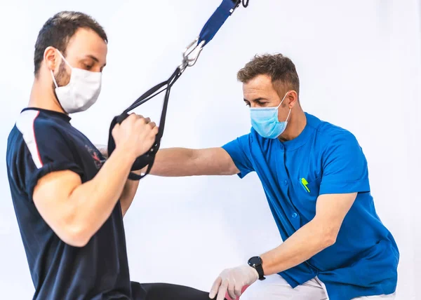 Physiothérapeute Robe Bleue Avec Patient Faisant Des Exercices Avec Les — Photo