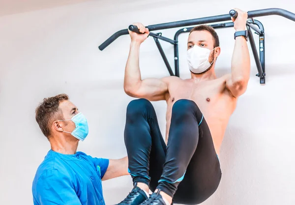 Paciente Sin Camisa Con Fisioterapeuta Pull Muy Difícil Fisioterapia Con —  Fotos de Stock