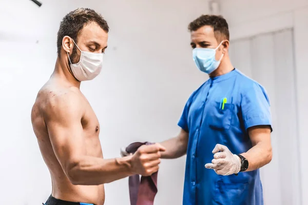 Paidaton Potilas Tekee Käsiharjoituksia Fysioterapeutin Kanssa Fysioterapia Suojatoimenpiteet Coronavirus Pandemian — kuvapankkivalokuva