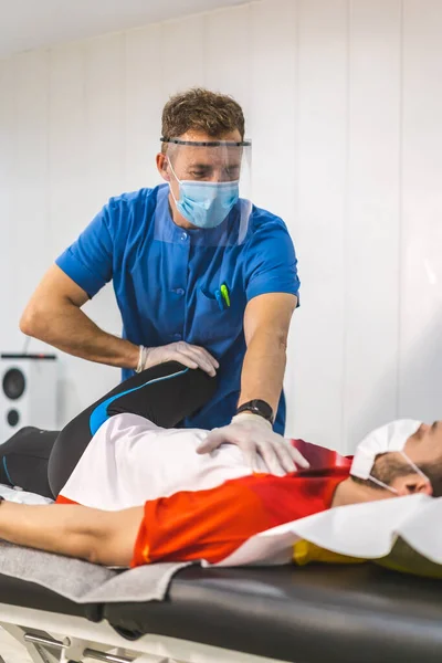 Fisioterapeuta Com Máscara Tela Dando Uma Massagem Nas Pernas Para — Fotografia de Stock