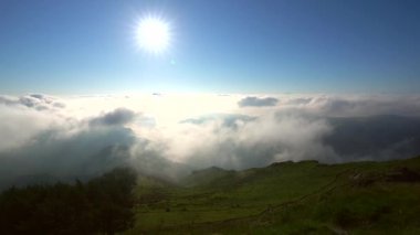 Monte Peas de Aya ya da Aiako Harria 'nın Bask' taki bulutlu zirvesinden Navarra, Oiartzun dağlarına varış zamanı. Bask Ülkesi