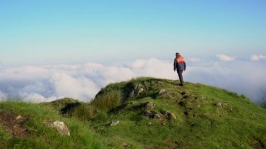 Bulutlu zirvede yürüyen genç bir adam Monte Peas de Aya ya da Aiako Harria in Basque, Oiartzun. Bask Ülkesi